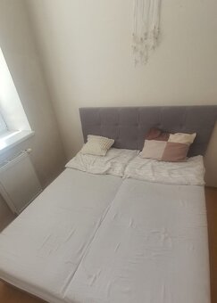 Luxusní šedá postel s úložným prostorem a opěradlem - 2