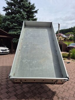 Hydraulicky sklopný přívěs 2700kg bržděný - 2