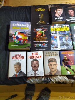 Prodám kompletní sbírku 15 knih o fotbale . - 2
