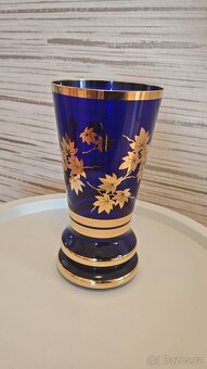 Prodám modrou vázu zdobenou zlatem z kobaltového skla - 2