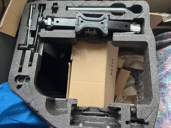 Vana kufru Audi A4 Avant B8 včetně nářadí - 2