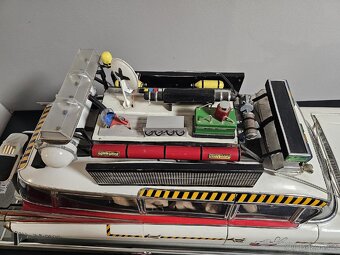 FUNKCNI MODEL AUTA LOVCI DUCHŮ - 2