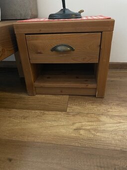 Masivní dřevěné postele, stolek - 2