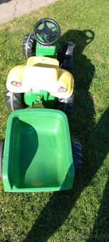 Slapaci traktor John Deere s karou - 2