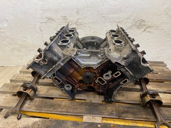 MERCEDES BENZ - BLOK MOTORU S HLAVAMI V6 - 2