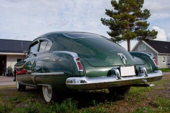 Oldsmobile 98 Futuramic De-Luxe Sedan z roku 1949 - 2