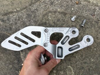 Levá přední stupačka, Suzuki Gsxr 600/750, k6,k7 - 2