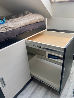 vyvýšená postel s úložným prostorem a žebříkem - 2