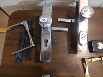 Prodám různé kování, kliky,zámky ap. - 2