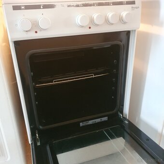 Prodám elektrický sporák (el. plotýnky a elektrická trouba). - 2