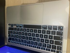 MacBook Air - stříbrno černý - 2