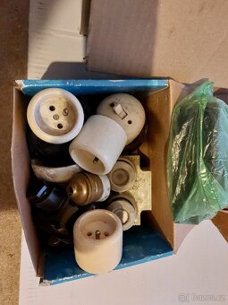 Historické zásuvky 220V ,vypínače, pojistky, objímky - 2