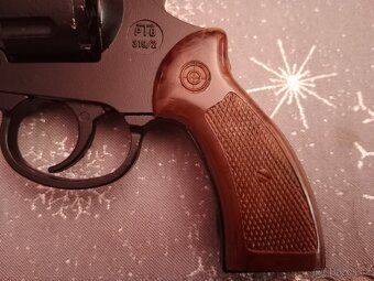 Startovací pistole revolver poplašnák Umarex - 2