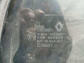 Daruji sklo do zadních dveří Renault. - 2