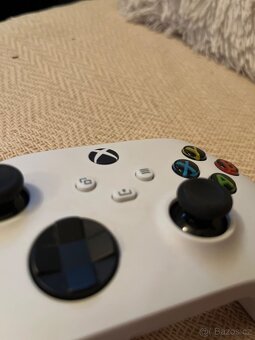 Prodám bílý ovladač na Xbox - 2