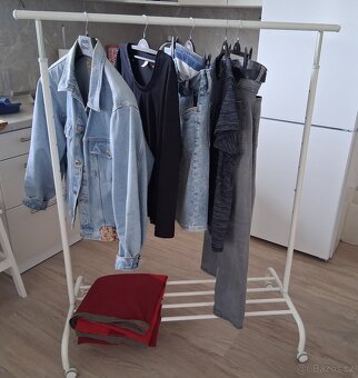 Šatní stojan na kolečkách IKEA Rigga. TOP stav. - 2