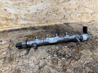 VSTŘIKOVACÍ LIŠTA 1.6 TDI 85KW DDYA 04L130089F - 2