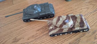R/C TANK NA DÁLKOVÉ OVLÁDÁNÍ SE SVĚTLY A ZVUKY - 2KS - 2