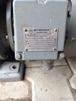 ELEKTRO MOTOR S PŘEVODOVKOU - 2