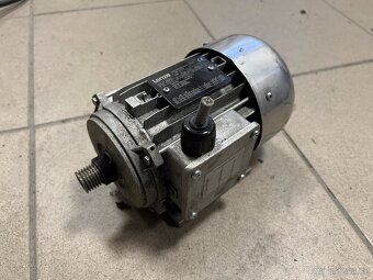 Elektromotor Lenze MDERAXX063-32 - 2