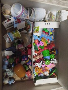 Prodám pohlednice a hračky z kinder vajíček - 2