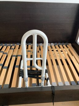 madlo k posteli - 2