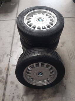 Na prodej sada kol s letní pneu na BMW Dunlop 225/55 R16 - 2