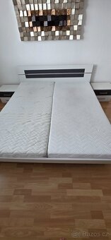 Postel 180×200 cm, rošty, stolky - 2