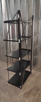 Kovový regál černé barvy - 2