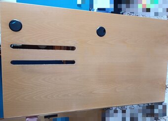 Kancelářský stůl. - 2