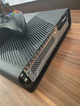 Xbox 360 e + ovladač + zdroj - 2