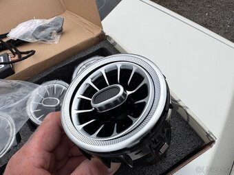 Mercedes W205 LED osvětlení ventilátorů a středové lišty - 2