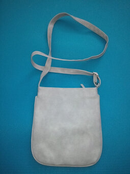 Stylová šedá crossbody kabelka s praktickými kapsami - 2