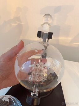 Skleněný set na rum – glóbus s lodí + 2 skleničky - 2