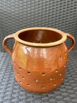 Prodám starý hnědě glazovaný keramický hrnec s otvory a dvěm - 2