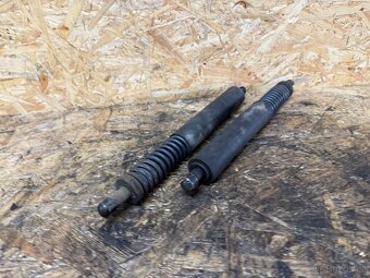 VZPĚRY KUFRU VW TOUAREG 7L - 2