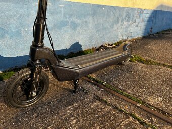 karbonova elektricka kolobezka - 2