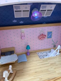 Dřevěný domeček pro panenky - 2