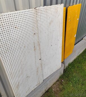 Děrovaný plech na nářadí. - 2