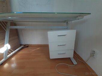 skleněný stůl - 2