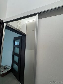 Posuvné dveře s zrcadlem 67cm - 2