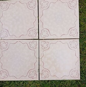 stará dlažba vnitřní 20x20-5,5m+obklad 15x15-14 kusů malba - 2