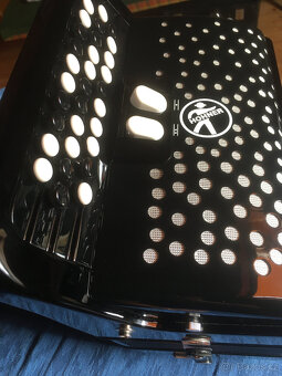Knoflíkový akordeon Hohner Nova II 48, C systém - 2