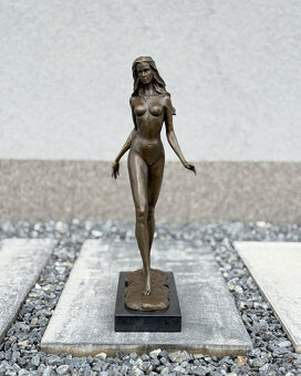Exkluzivní bronzová socha Žena v kroku umělecký dekor - 2