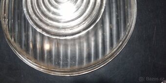 Sklo předního světlometu. - 2