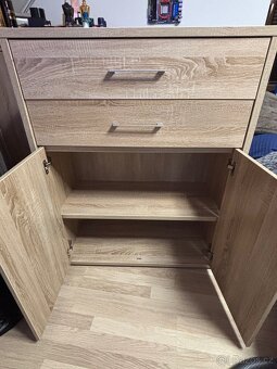 Prostorná komoda Dub Sonoma – 2 šuplíky + skříňka - 2