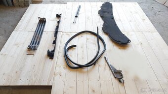 VW Transporter T5 – TLUMENÍ  KAPOTY, DRŽÁK REZERVY, PLAST ZA - 2