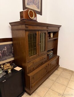 Masivní starožitná skříň - 2