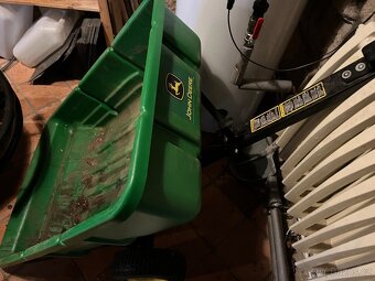 Traktůrek John Deere - 2