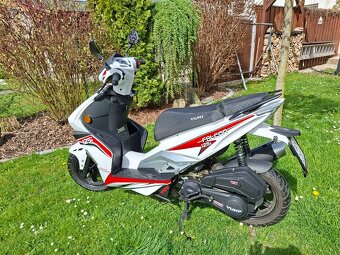 Skútr YUKI 125i Falcon bílo červený - 2